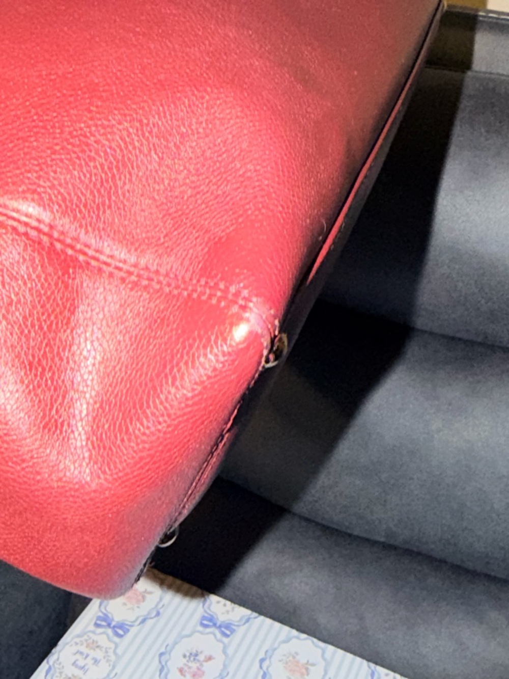 CHANEL Executive Cerf Leather Tote with CC Emblem - Picture 6 of 17